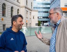 Zwei Projektteilnehmer der Kunst- und Kulturpatenschaften spazieren durch das Joanneumsviertel Graz.