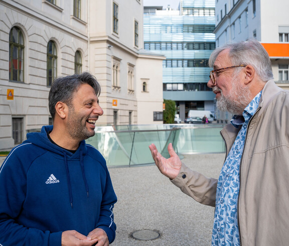 Zwei Projektteilnehmer der Kunst- und Kulturpatenschaften spazieren durch das Joanneumsviertel Graz.