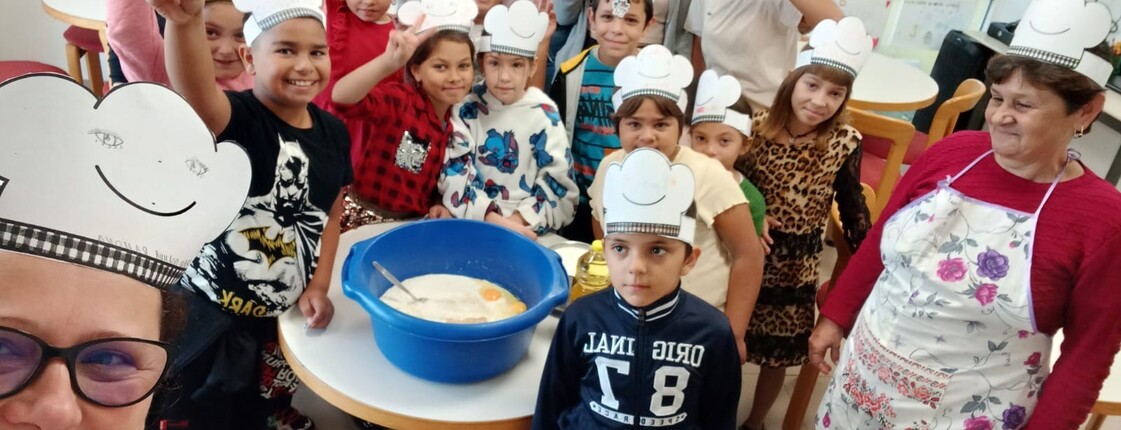 Kinder backen mit ihren Betreuer*innen in der Kindertagesstätte Periam