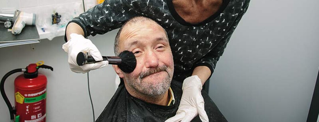 Freiwillige Friseurin in der Gruft Freiwillige Friseurin in der Gruft