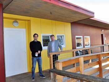 Ressidorf-Leiter Pierre Payer und Caritasdirektor Herbert Beiglböck vor dem Caritas Ressidorf