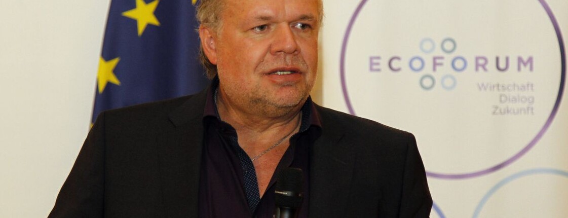 Kilian Kleinschmidt vor einer EU-Flagge