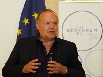 Kilian Kleinschmidt vor einer EU-Flagge