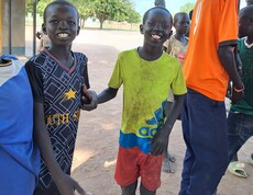 ein paar junge Südsudanesen lächeln in die Kamera und sind fröhlich. 