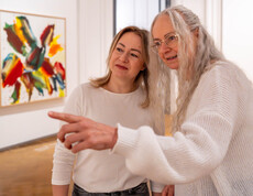 Zwei Projektteilnehmerinnen von Malala im Museum in der Neuen Galerie im Joanneumsviertel Graz. 