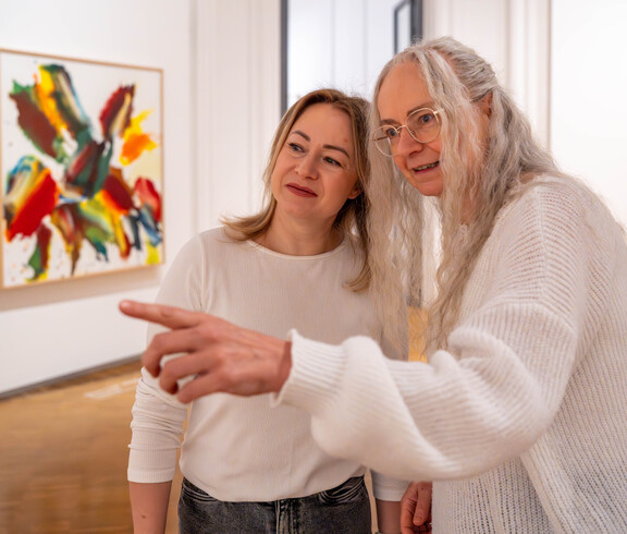 Zwei Projektteilnehmerinnen von Malala im Museum in der Neuen Galerie im Joanneumsviertel Graz. 