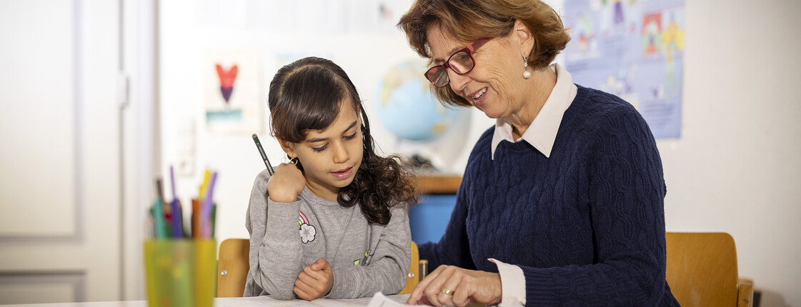 Eine Freiwillige lernt im Lerncafé mit einer Schülerin