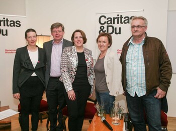 Bewohnerin Ursula Molitschnig, Caritasdirektor Herbert Beiglböck, Hausverwalterin Ursula Kölbl-Kasper, Referatsleiterin Rosa Bernat-Reisinger, Bewohner Wilfried Kramer