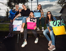 Eine Menschengruppe mit ihren Planenrucksäcken von tag.werk