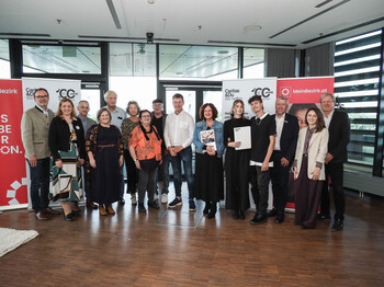Die Gruppe der Gewinner:innen am Bild mit Caritas Direktorin Nora Tödtling-Musenbichler und Vizedirektor Thomas Ferk