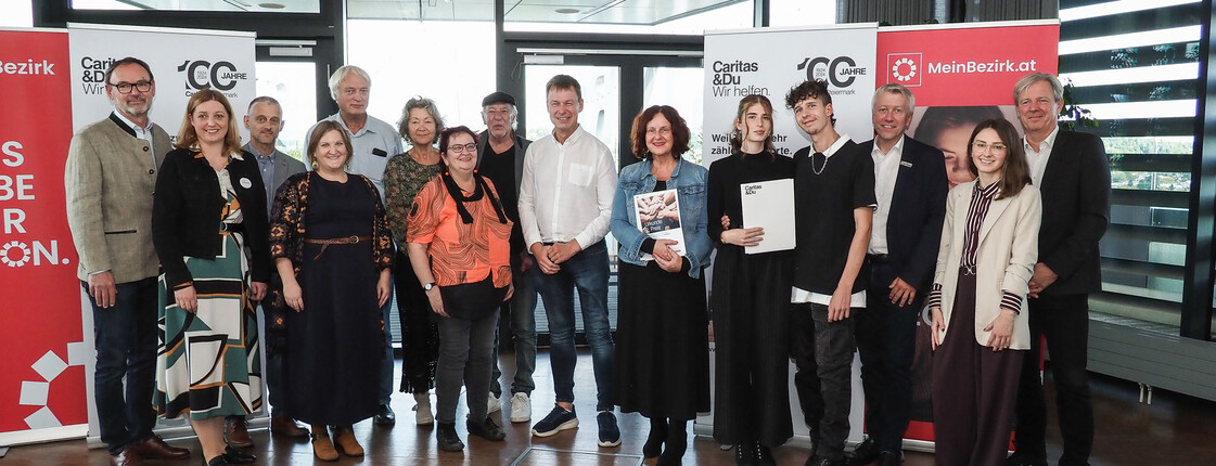 Die Gruppe der Gewinner:innen am Bild mit Caritas Direktorin Nora Tödtling-Musenbichler und Vizedirektor Thomas Ferk