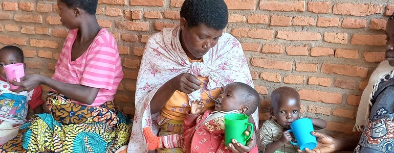 Mütter im Ernährungszentrum füttern ihre Babys