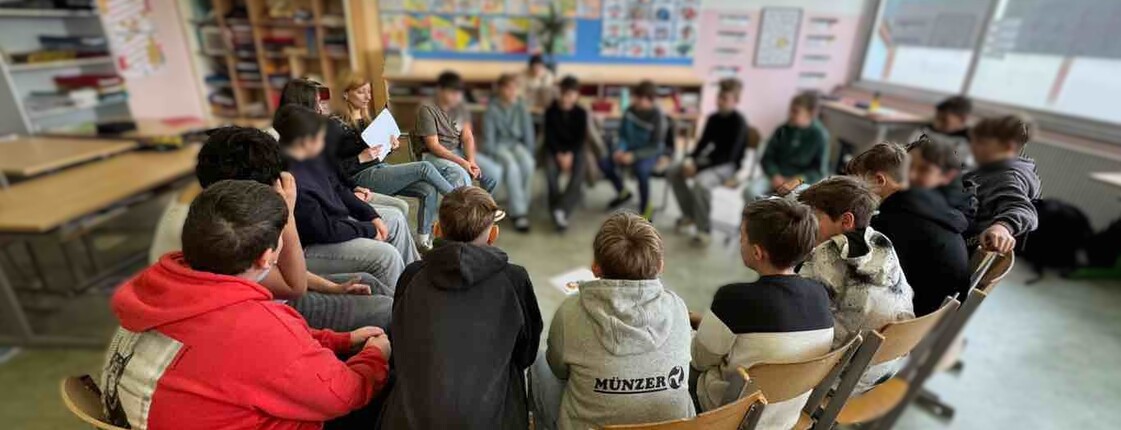 Ein Sitzkreis in einer Schulklasse
