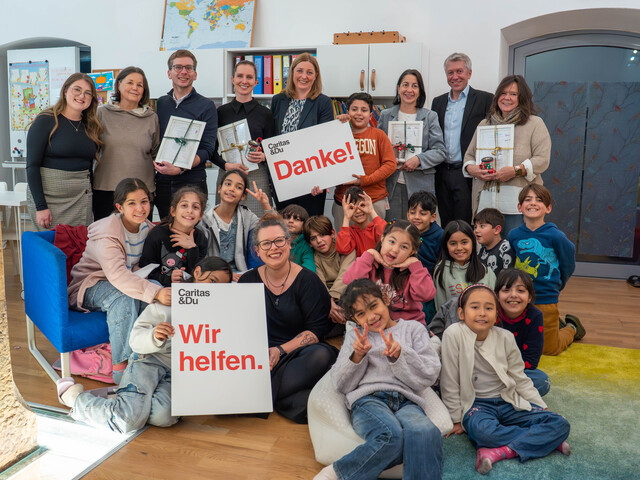 Gruppenfoto im Caritas Lerncafé Gries. Am Bild zu sehen: Betreuerinnen und Kinder aus dem Lerncafé, Stadtrat für Integration Robert Krotzer, Katharina Grasser von der Firma Anton Paar, Caritasdirektorin Nora Tödtling-Musenbichler, Karin Taferner-Bauer von der Grazer Wechselseitige Versicherung AG, Caritas Vizedirektor Thomas Ferk, Stefanie Karch von IKEA und Lerncafé Leiterin Julia Bretterklieber.