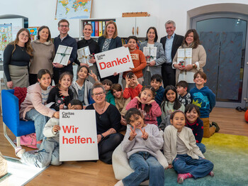 Gruppenfoto im Caritas Lerncafé Gries. Am Bild zu sehen: Betreuerinnen und Kinder aus dem Lerncafé, Stadtrat für Integration Robert Krotzer, Katharina Grasser von der Firma Anton Paar, Caritasdirektorin Nora Tödtling-Musenbichler, Karin Taferner-Bauer von der Grazer Wechselseitige Versicherung AG, Caritas Vizedirektor Thomas Ferk, Stefanie Karch von IKEA und Lerncafé Leiterin Julia Bretterklieber.