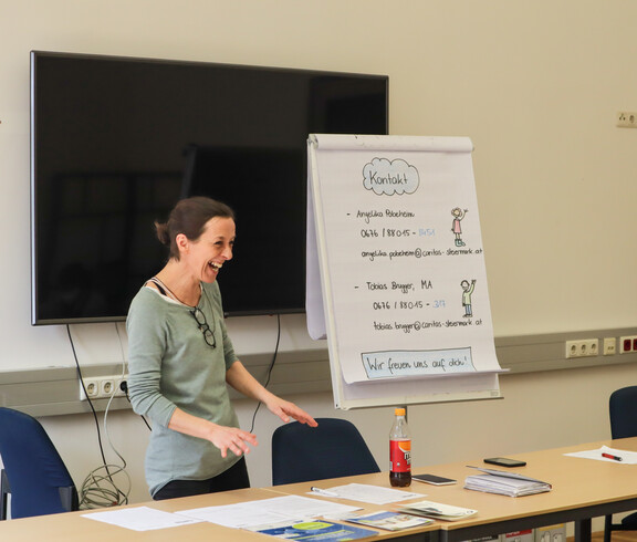 Workshopleiterin mit Tafel 