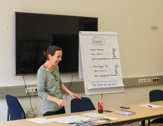 Workshopleiterin mit Tafel 