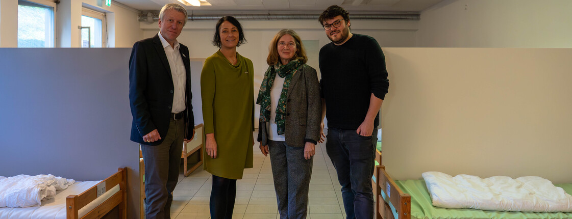 Von links nach rechts: Thomas Ferk, Vizedirektor Caritas Steiermark; Martina Schröck, Obfrau der VinziWerke Österreich; Elke Kahr, Bürgermeisterin Stadt Graz; Jakob Url (Winternotschlafstelle Caritas Steiermark) vor Ort in einem Schlafsaal der Caritas Winternotschlafstelle.