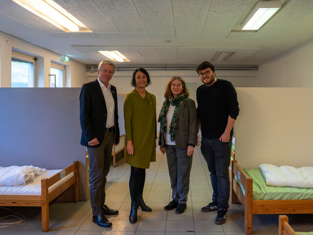 Von links nach rechts: Thomas Ferk, Vizedirektor Caritas Steiermark; Martina Schröck, Obfrau der VinziWerke Österreich; Elke Kahr, Bürgermeisterin Stadt Graz; Jakob Url (Winternotschlafstelle Caritas Steiermark) vor Ort in einem Schlafsaal der Caritas Winternotschlafstelle.