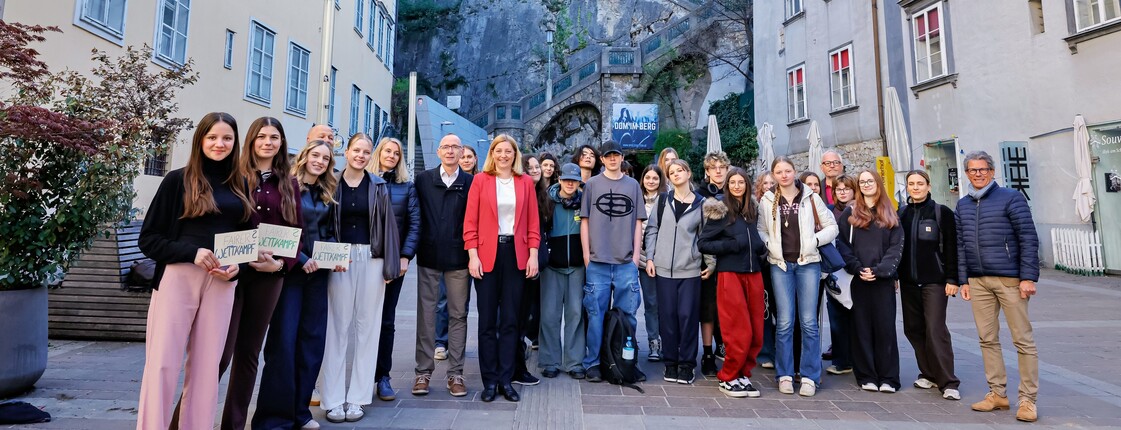 Die Schüler*innen des Bildungscampus Graz präsentieren vor der Schlossbergstiege ihr Projekt