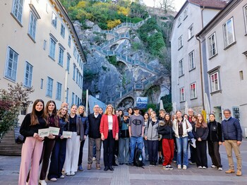 Die Schüler*innen des Bildungscampus Graz präsentieren vor der Schlossbergstiege ihr Projekt