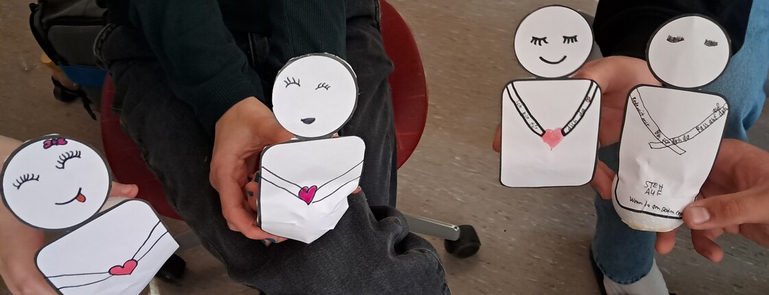 Aus Papier gebastelte und bemalte Figuren zum Thema Resilienz