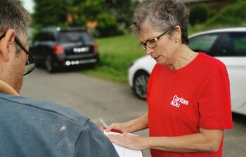 Übergabe der Katastrophenhilfe durch die Caritas