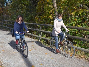 Zwei Frauen aus dem Projekt Bike Buddies fahren mit dem Rad.