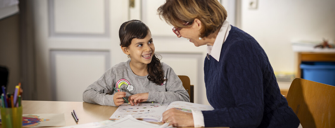 Eine Freiwillige lernt im Lerncafé mit einer Schülerin