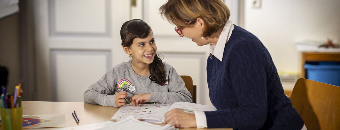 Eine Freiwillige lernt im Lerncafé mit einer Schülerin