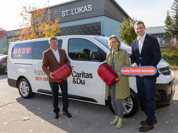 Die Caritas Steiermark dankt der Gady Family für die Unterstützung. 4.000 Kilometer machte der Kältebus der Caritas im vergangenen Winter. Caritasdirektor Beiglböck (links) bedankt sich bei Ingrid und Philipp Gady für die Unterstützung.