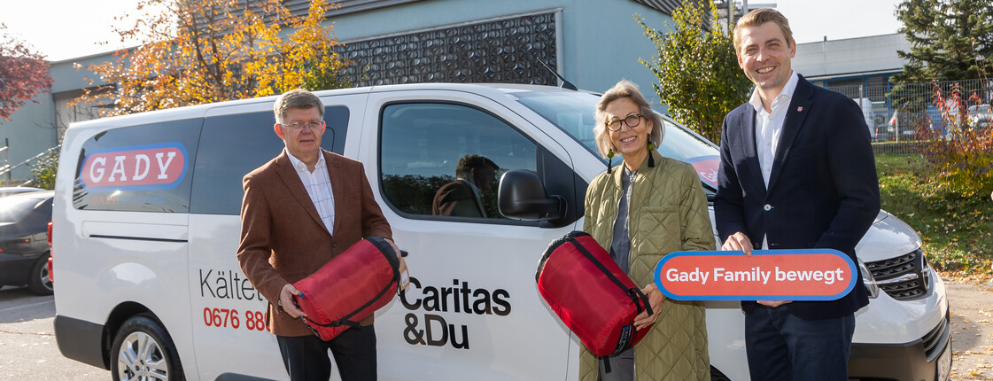 4.000 Kilometer machte der Kältebus der Caritas im vergangenen Winter. Caritasdirektor Beiglböck (links) bedankt sich bei Ingrid und Philipp Gady für die Unterstützung.