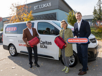 Caritas-Direktor Herbert Beiglböck, Weinschwester Ingrid Gady, Patron Philipp Gady mit der Gady Family vor einem gespendeten Gady Kältebus. 