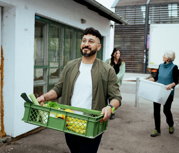 Freiwillige von füreinand' beim Hilfseinsatz - sie sortieren und verarbeiten Lebensmittel für Menschen in Not