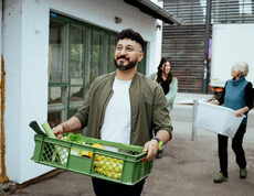 Freiwillige von füreinand' beim Hilfseinsatz - sie sortieren und verarbeiten Lebensmittel für Menschen in Not