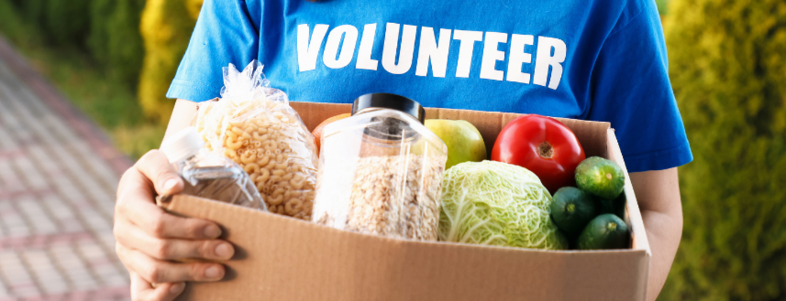 Freiwillige hält Lebensmittelkorb
