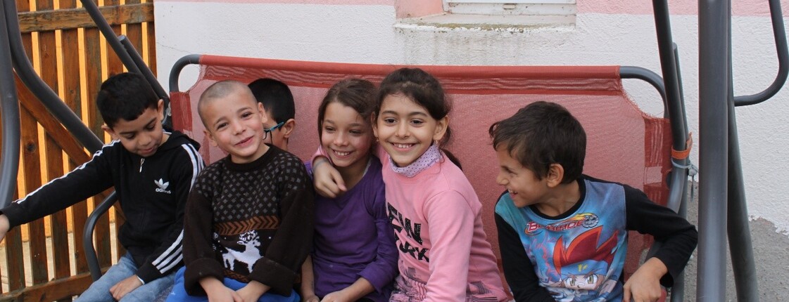 Kinder lachen gemeinsam