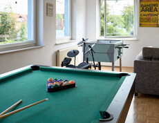 Der Billiardtisch in der Jugend-WG
