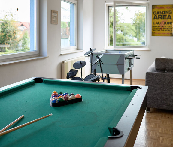 Der Billiardtisch in der Jugend-WG
