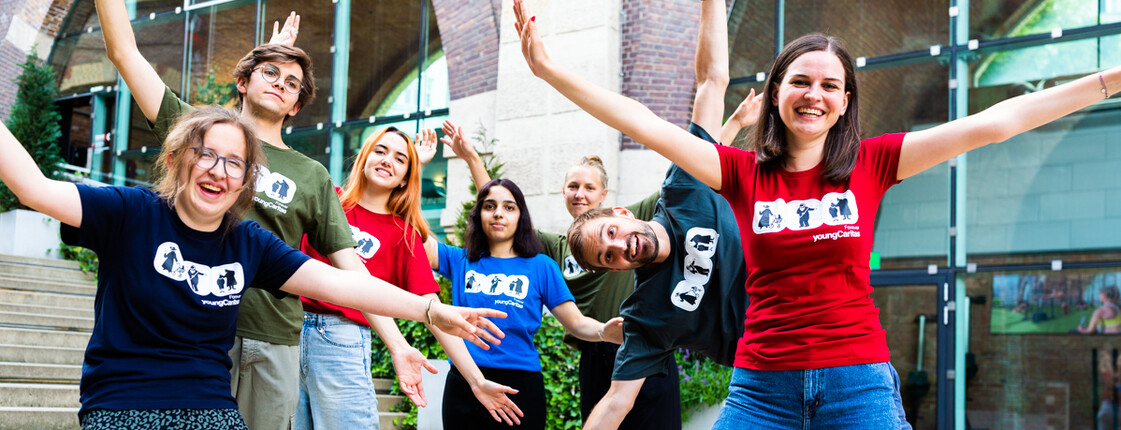 Jugendliche strecken die Hände in den Himmel