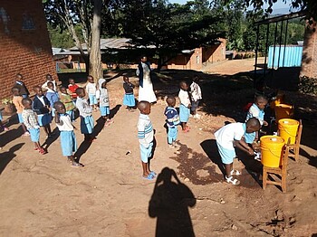 Kinder beim Haendewaschen im Caritas Waisenhaus in Burundi