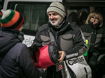 Kältetelefon Freiwilliger verteilt Schlafsäcke