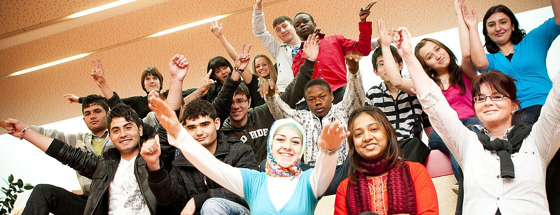 Klassenfoto für das Projekt Vielfalt.Qualifiziert, rund 20 Jugendliche lächeln in die Kamera und posieren für das Foto.