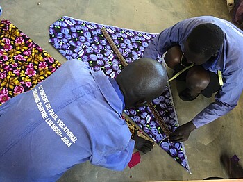Caritas Projektpartner in Burundi und dem Südsudan haben mit der Produktion von Atemschutzmasken begonnen