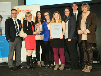 Schülerinnen der HLW Sozialmanagement bei der Preisverleihung von Erasmus Plus