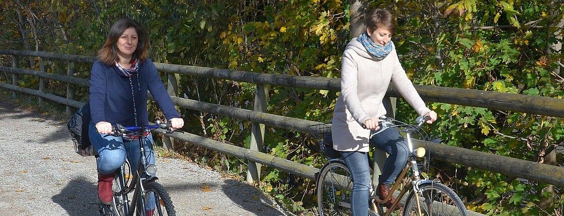 Zwei Frauen aus dem Projekt Bike Buddies fahren mit dem Rad.