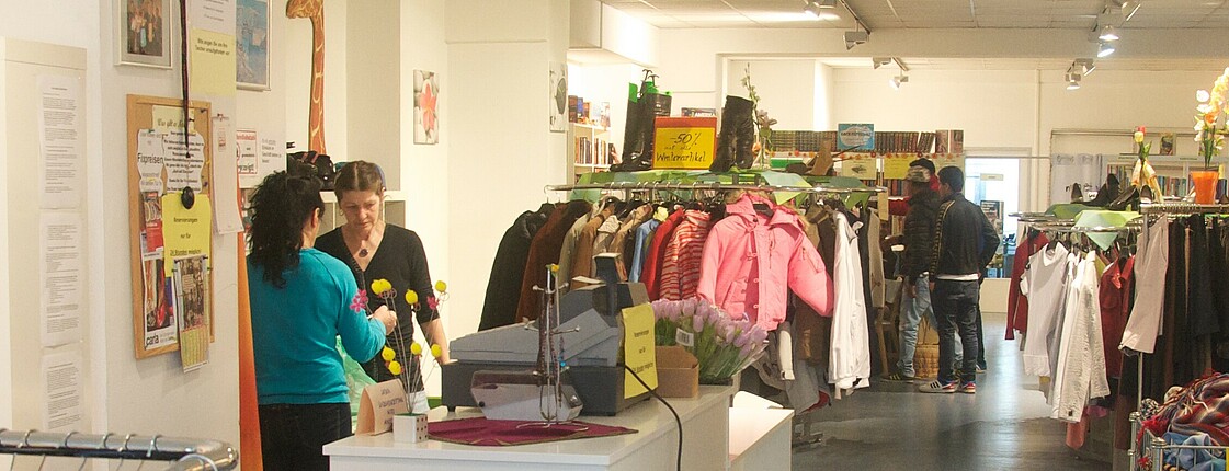 Carla Knittelfeld Mitarbeiterinnen und Blick durch den Shop