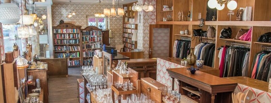 Bücherregale, Kleidung und Gläser im Inneren eines Carla 