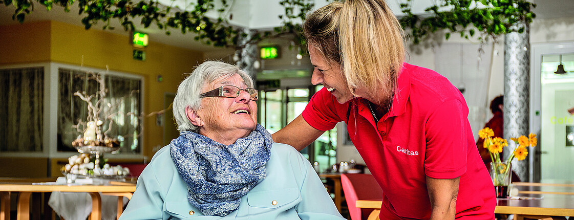 Caritas-Pflegerin mit älterer Dame
