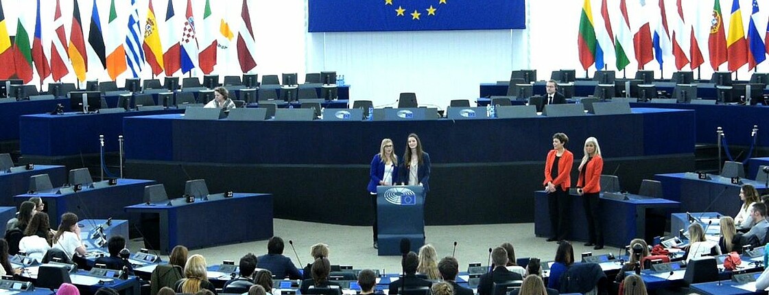 Anna Thaller und Jana Laumann im Straßburger Parlament